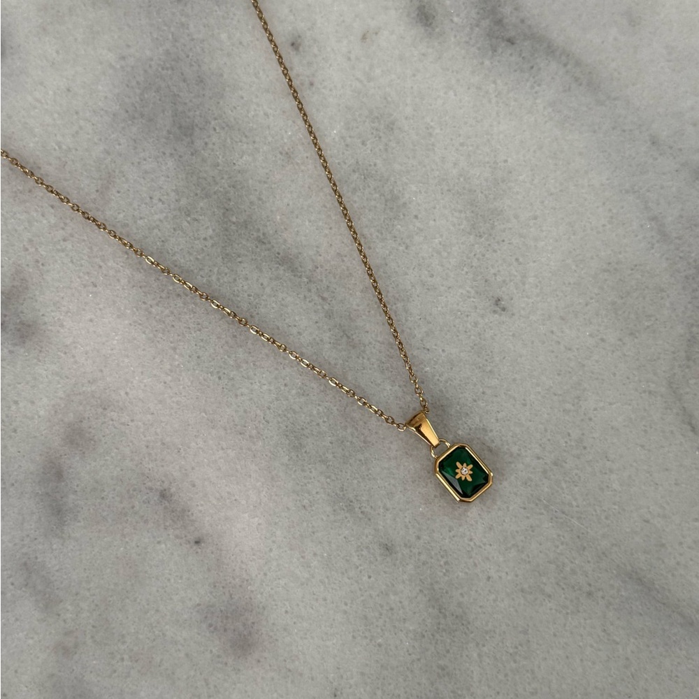 Gold Green Pendant Star Burst Necklace
Brand New - Picture 5 of 7